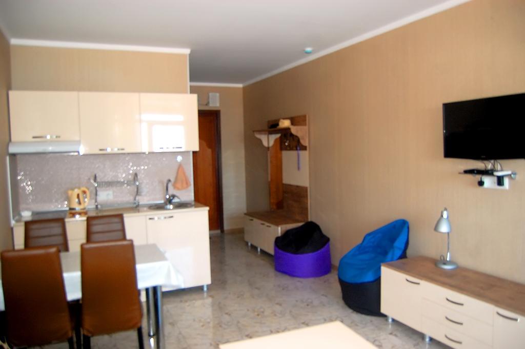 Irina Apartment 1 バトゥーミ エクステリア 写真