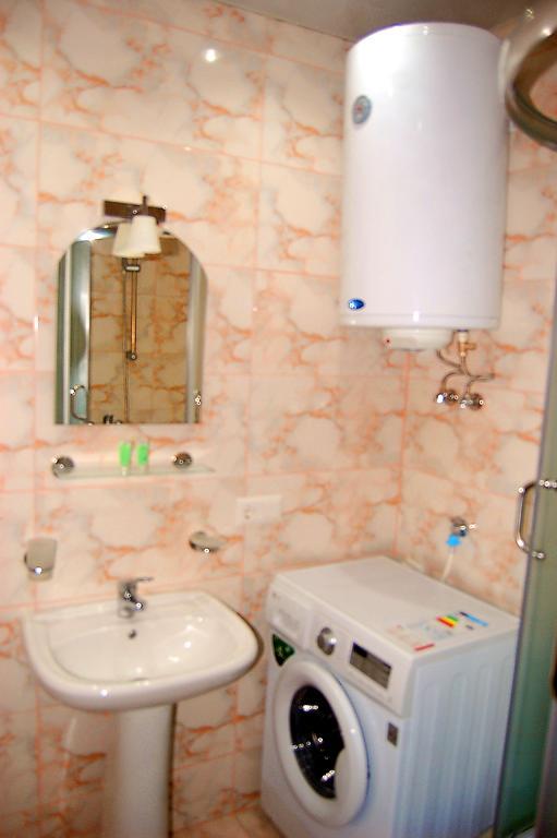 Irina Apartment 1 バトゥーミ エクステリア 写真